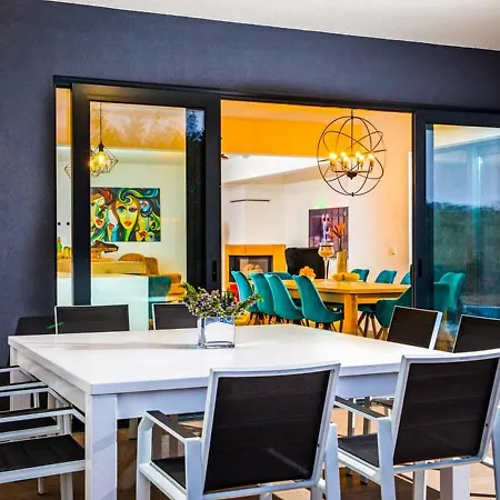 Decor Creates A Stylish But Relaxing Almosphere 빌라 멜리에하