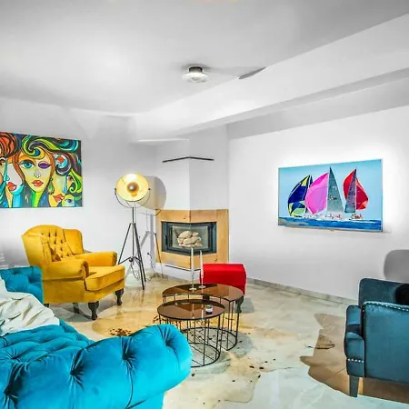 Decor Creates A Stylish But Relaxing Almosphere וילה *